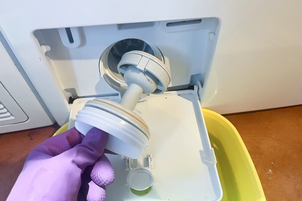 How to Change and Clean the Drain Filter of a Washing Machine