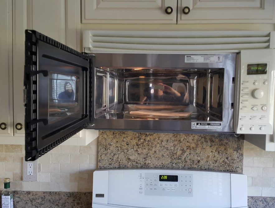 How to Change the Door of a Microwave