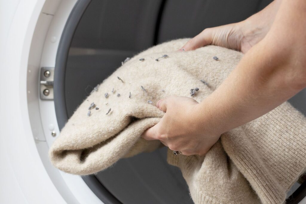 Why My Washing Machine Makes Stains on the Laundry?